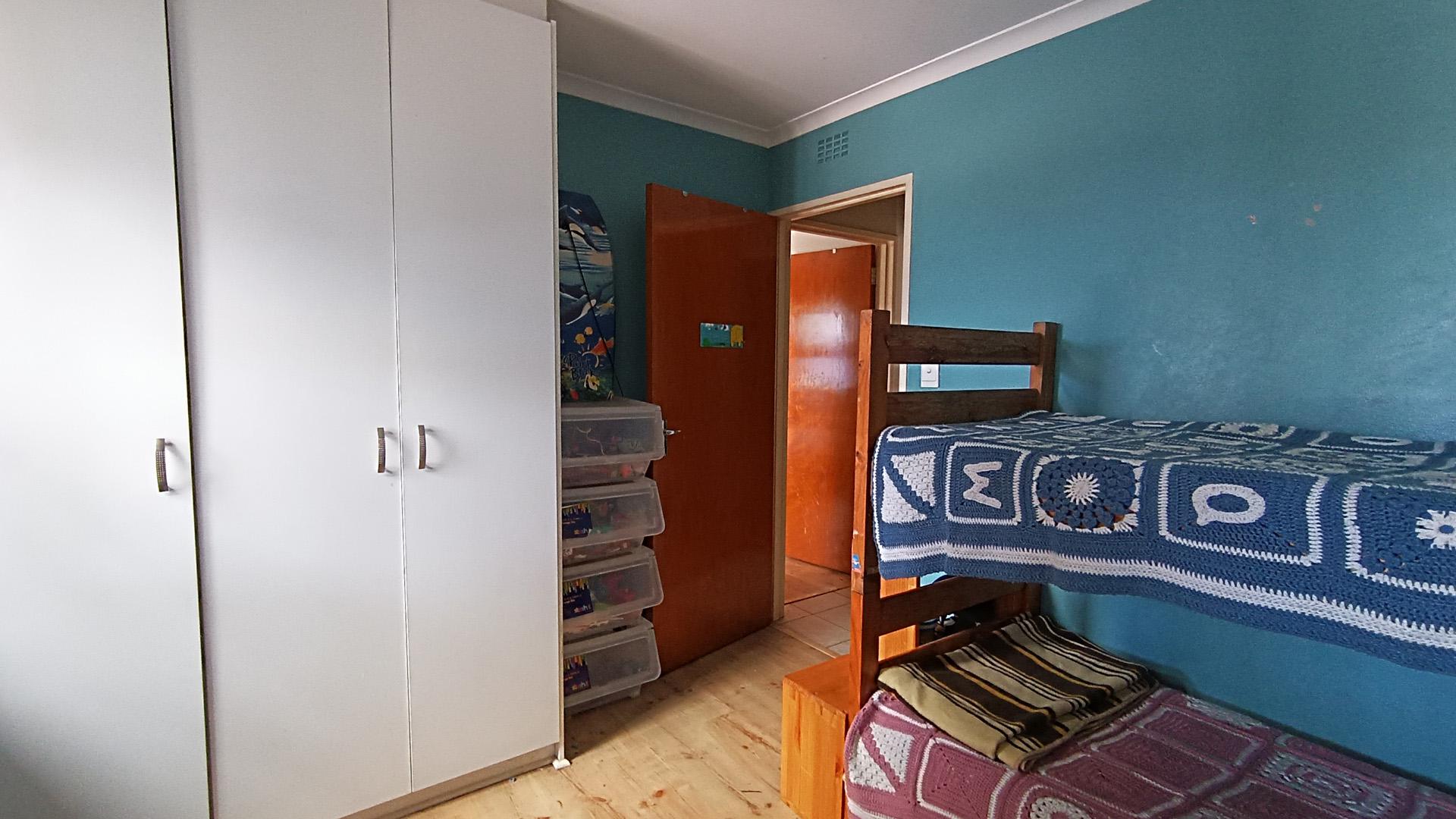 Bed Room 2 - 11 square meters of property in Joostenberg