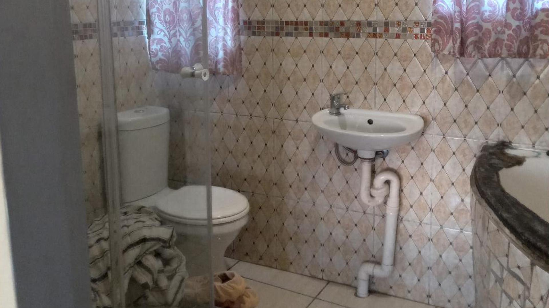 Bathroom 1 of property in Clayville