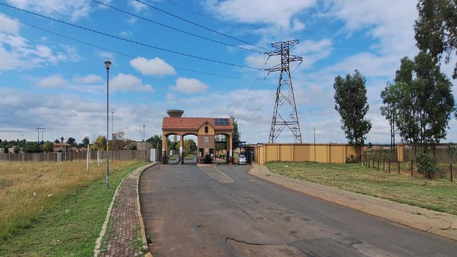 Front View of property in Hlanganani Village