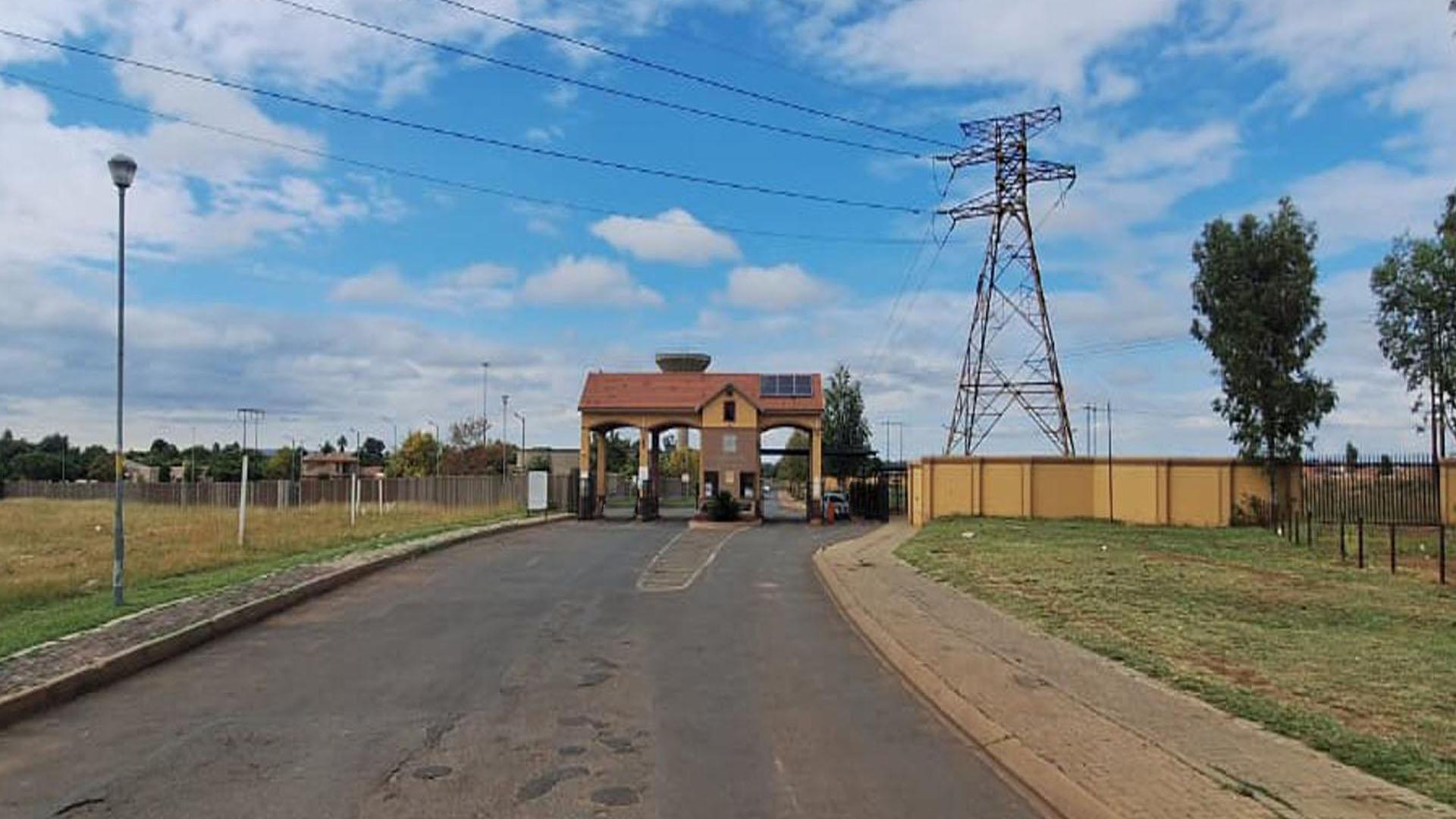 Front View of property in Hlanganani Village