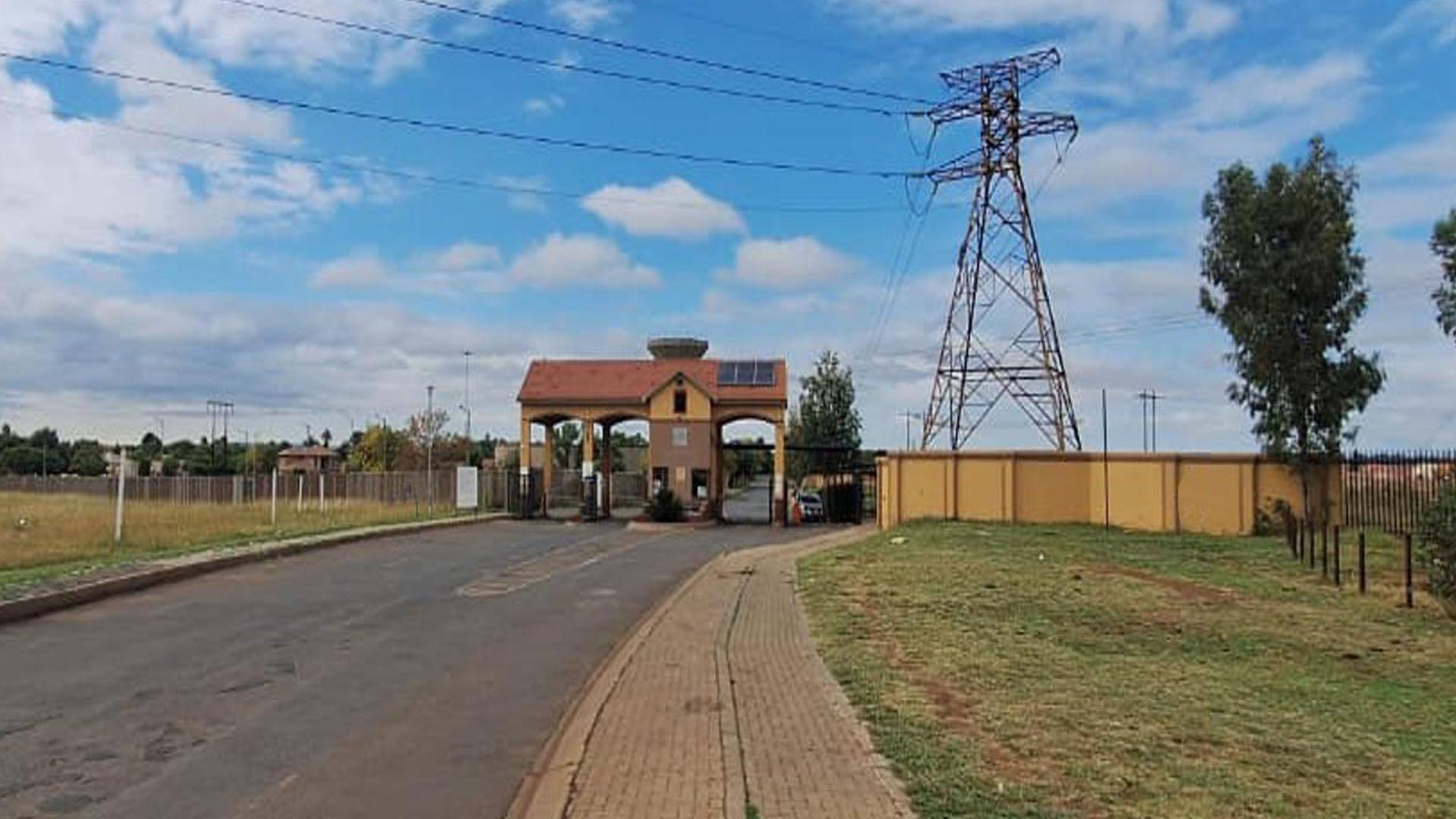 Front View of property in Hlanganani Village