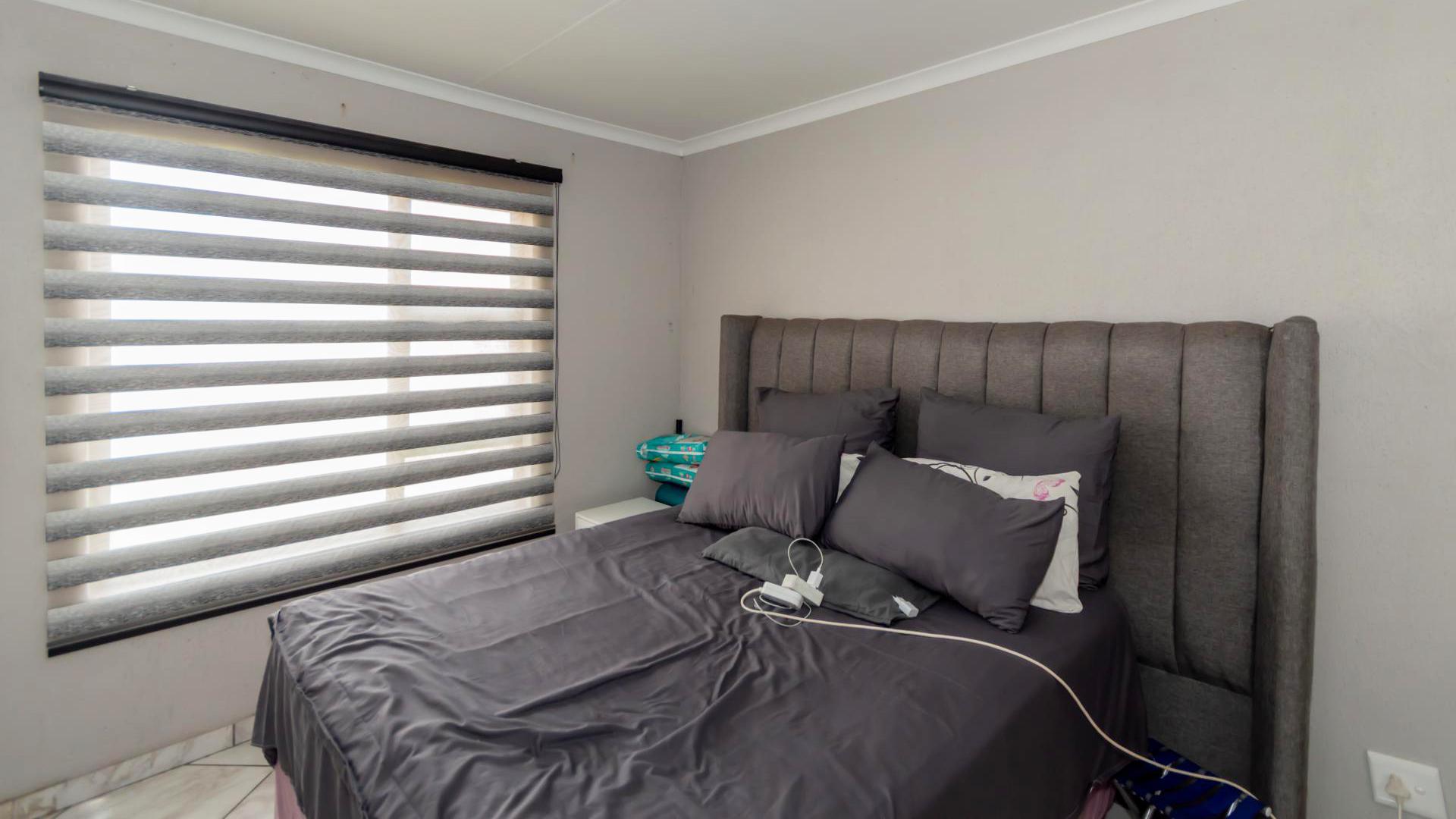 Main Bedroom of property in Hlanganani Village