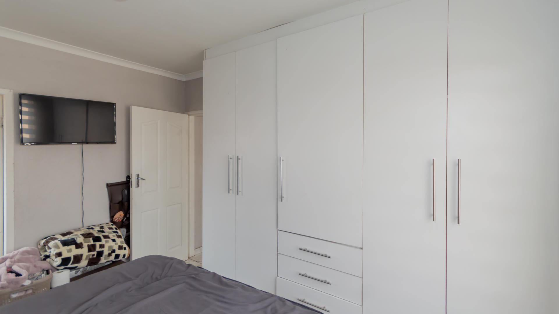 Main Bedroom of property in Hlanganani Village