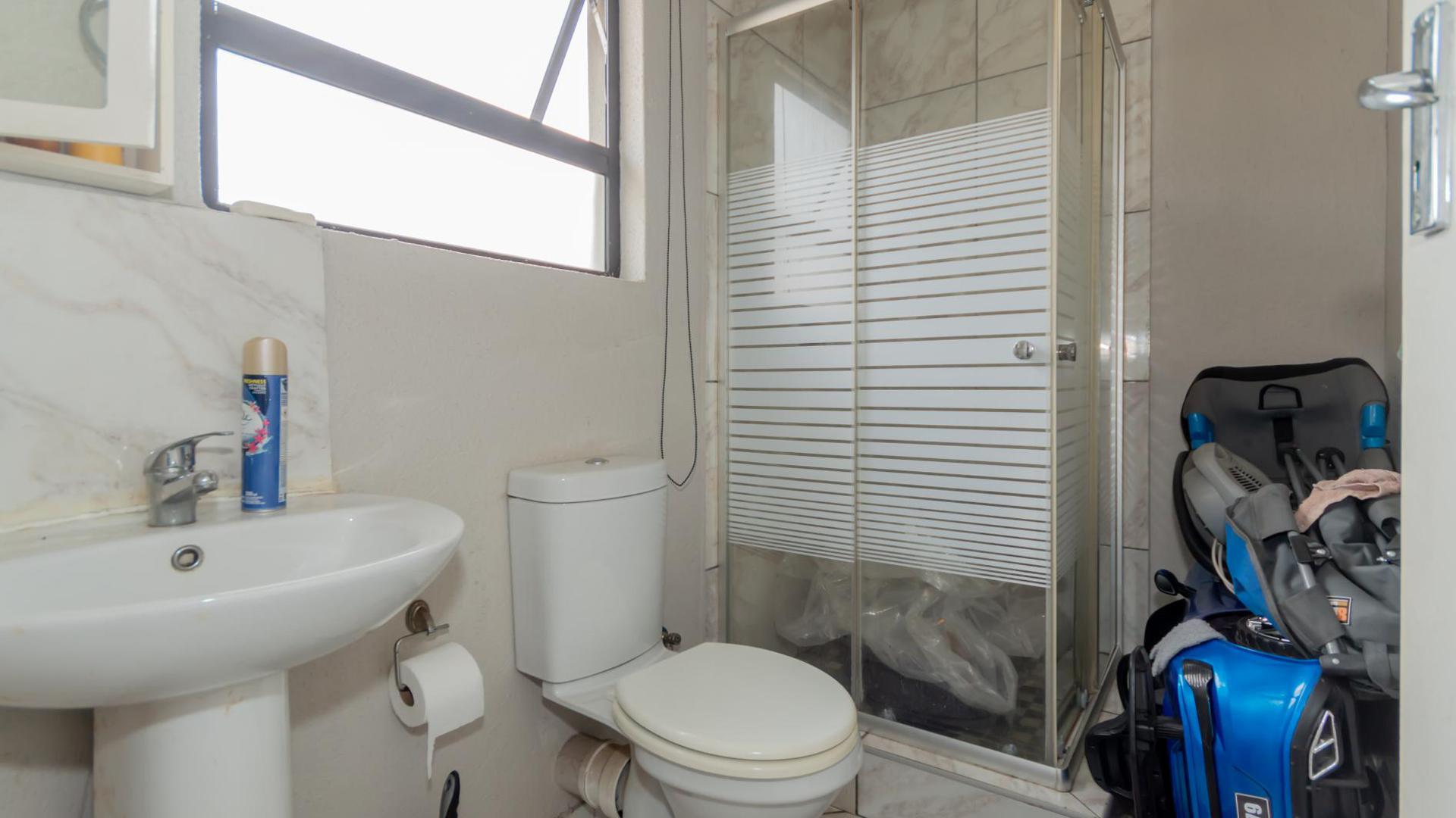 Main Bathroom of property in Hlanganani Village