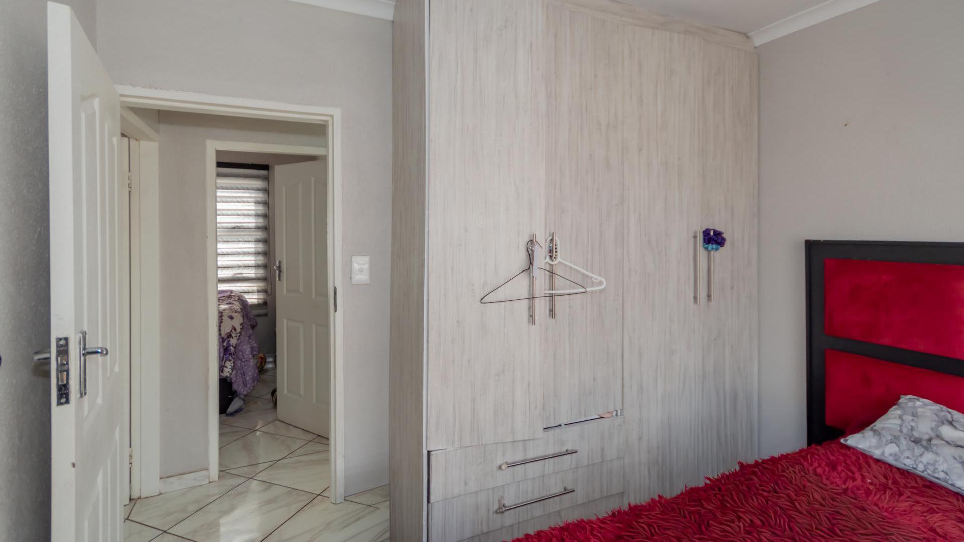 Bed Room 1 of property in Hlanganani Village