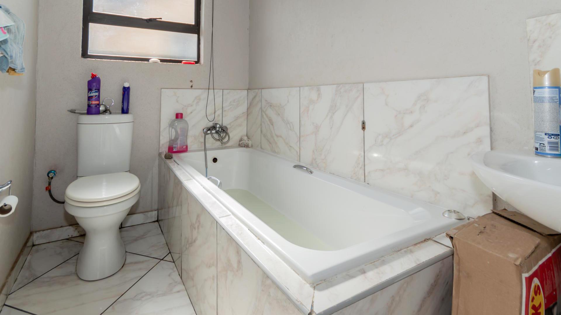 Bathroom 1 of property in Hlanganani Village