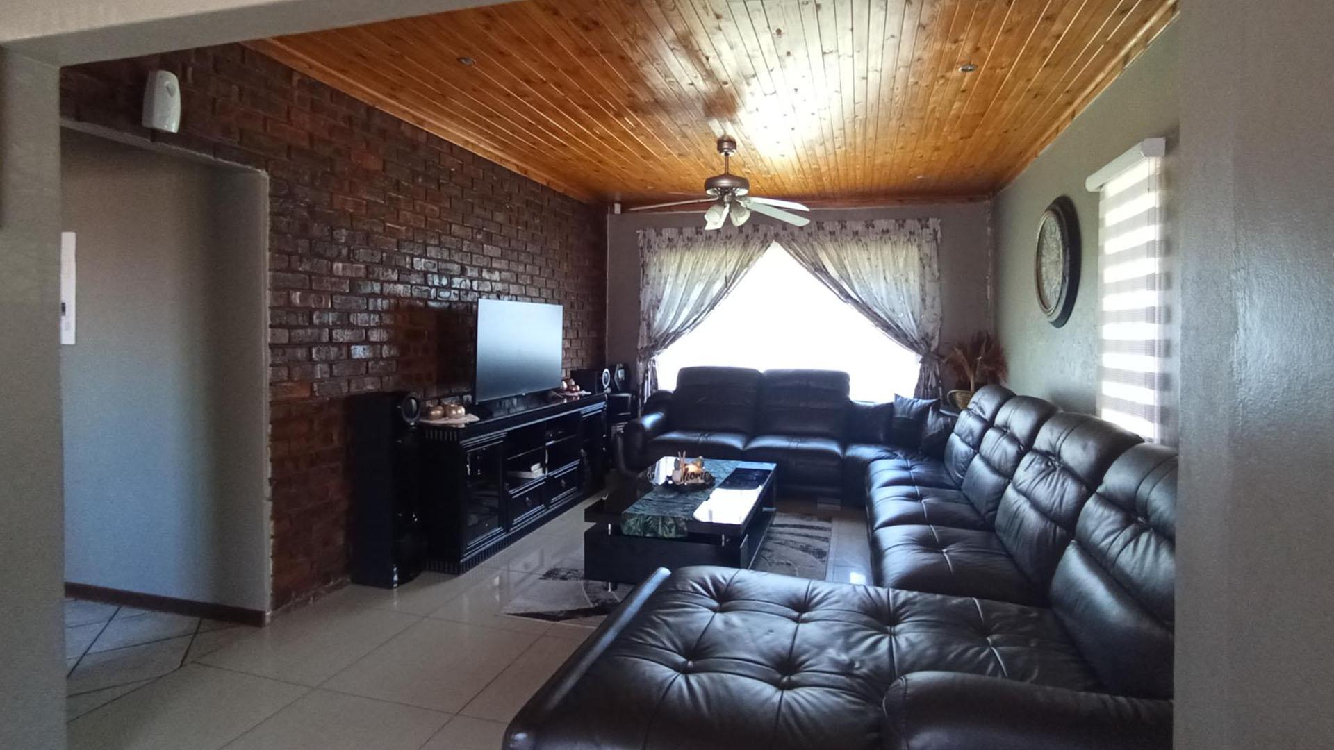Lounges - 20 square meters of property in Karenpark