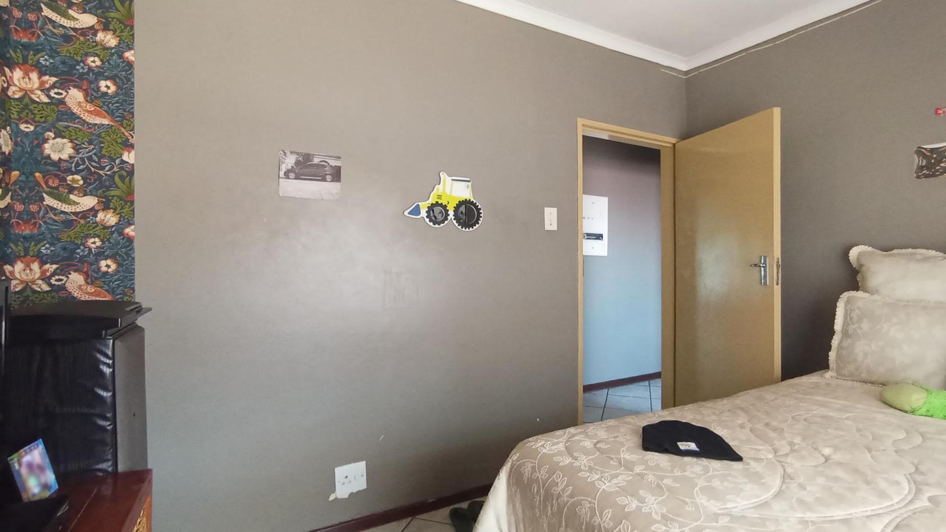 Bed Room 1 - 10 square meters of property in Karenpark