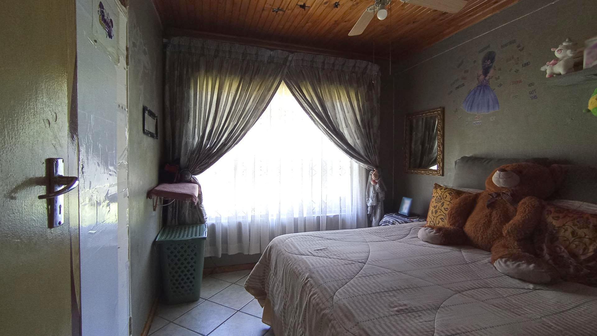 Bed Room 2 - 10 square meters of property in Karenpark