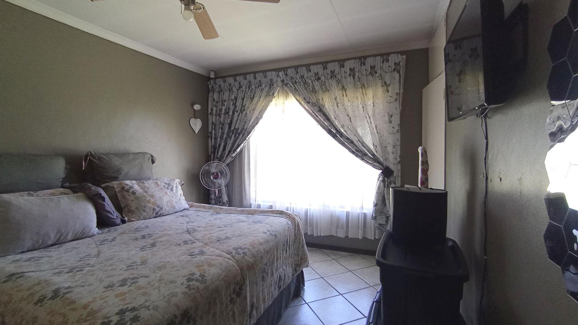 Main Bedroom - 16 square meters of property in Karenpark
