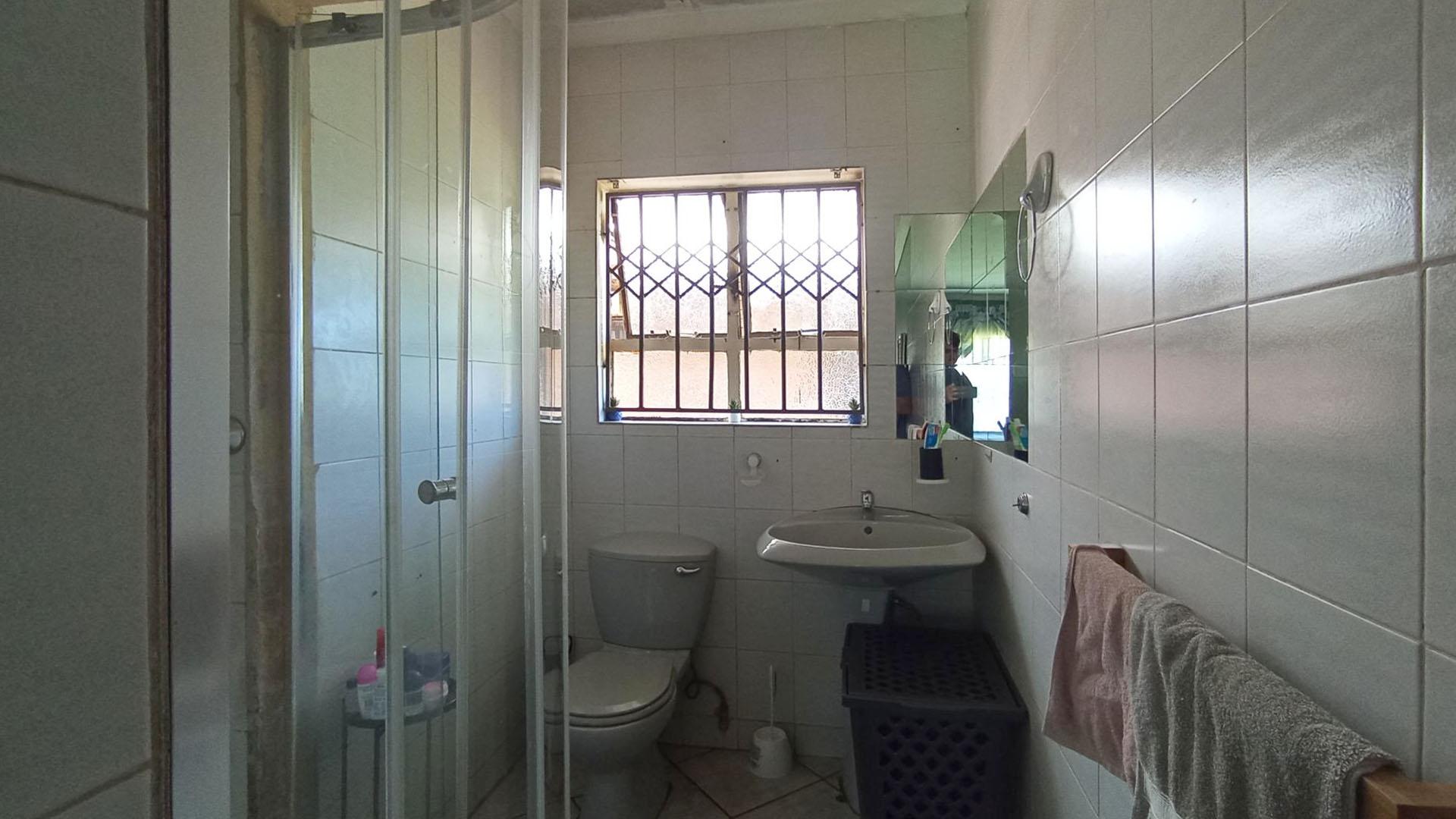 Main Bathroom - 4 square meters of property in Karenpark
