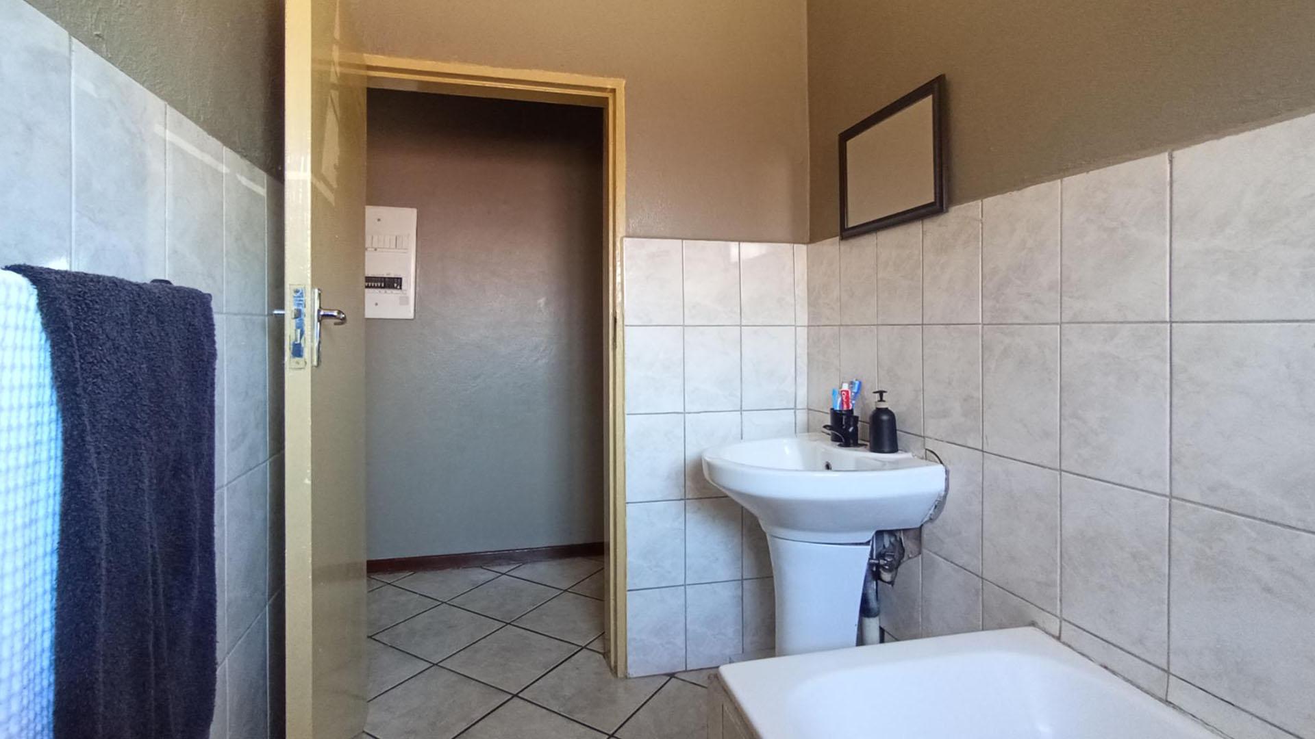 Bathroom 1 - 5 square meters of property in Karenpark