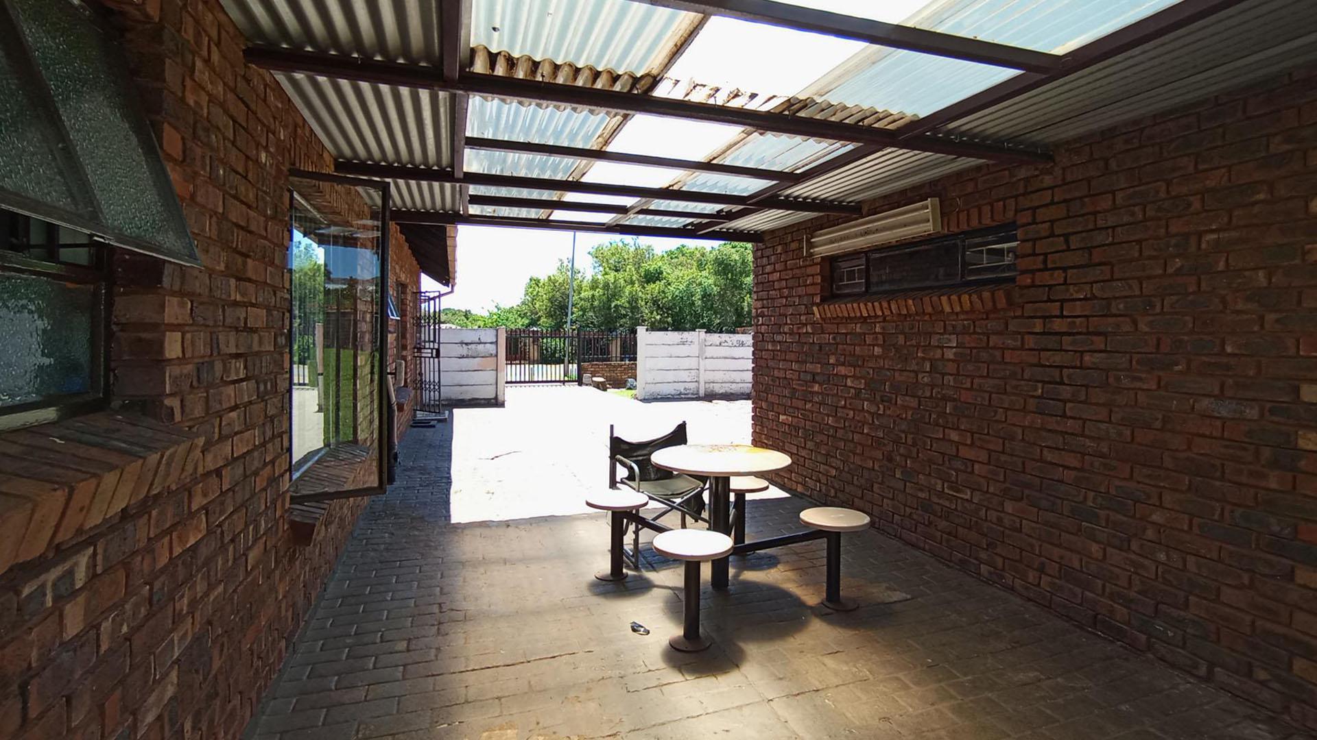 Patio - 20 square meters of property in Karenpark