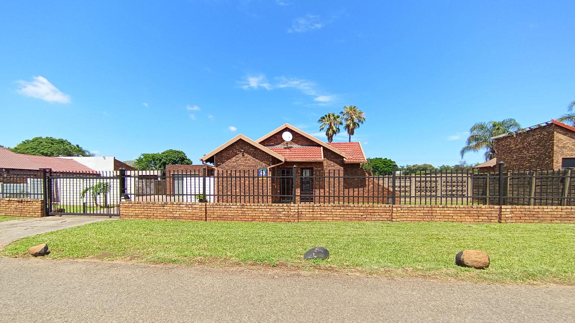 Front View of property in Karenpark