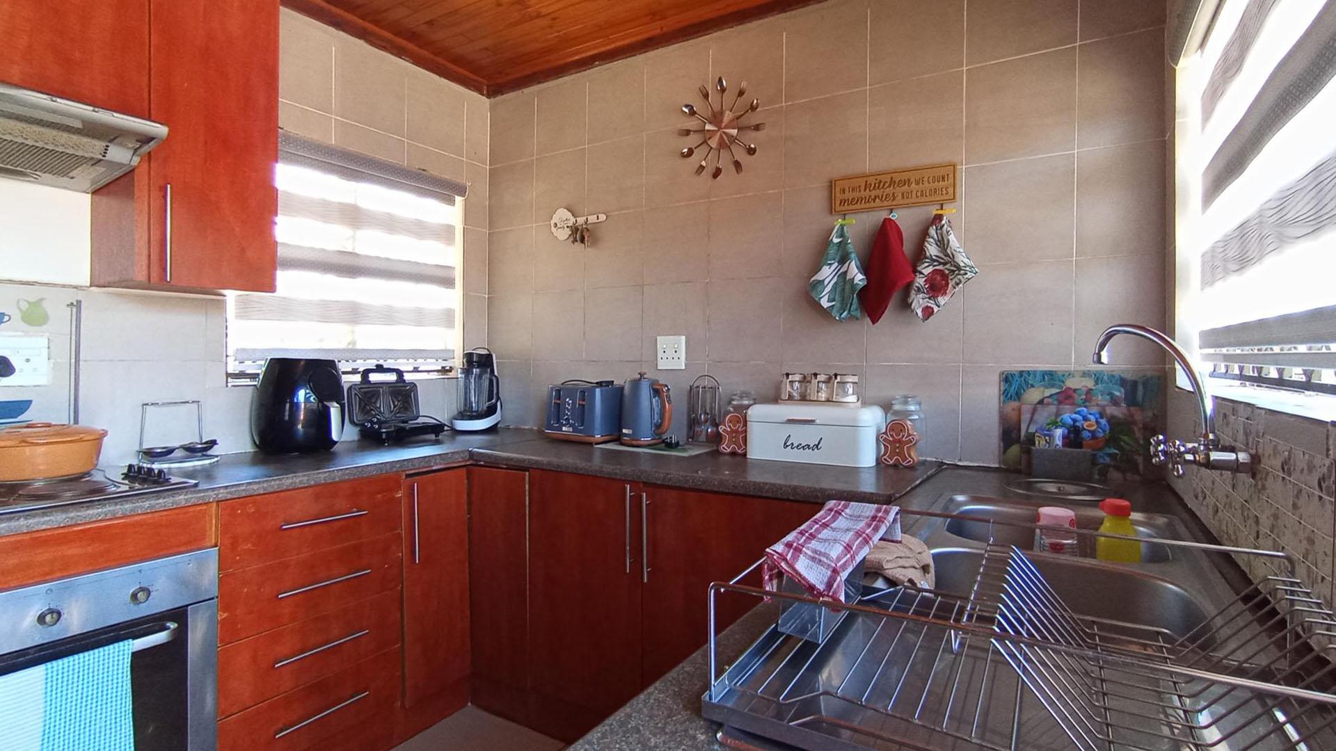 Kitchen - 10 square meters of property in Karenpark