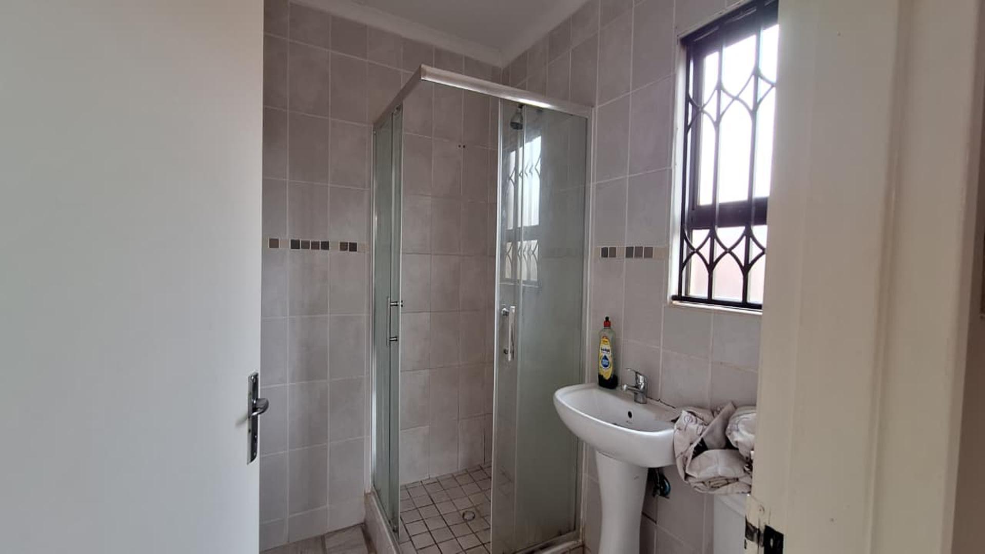 Main Bathroom - 4 square meters of property in Dawn Park