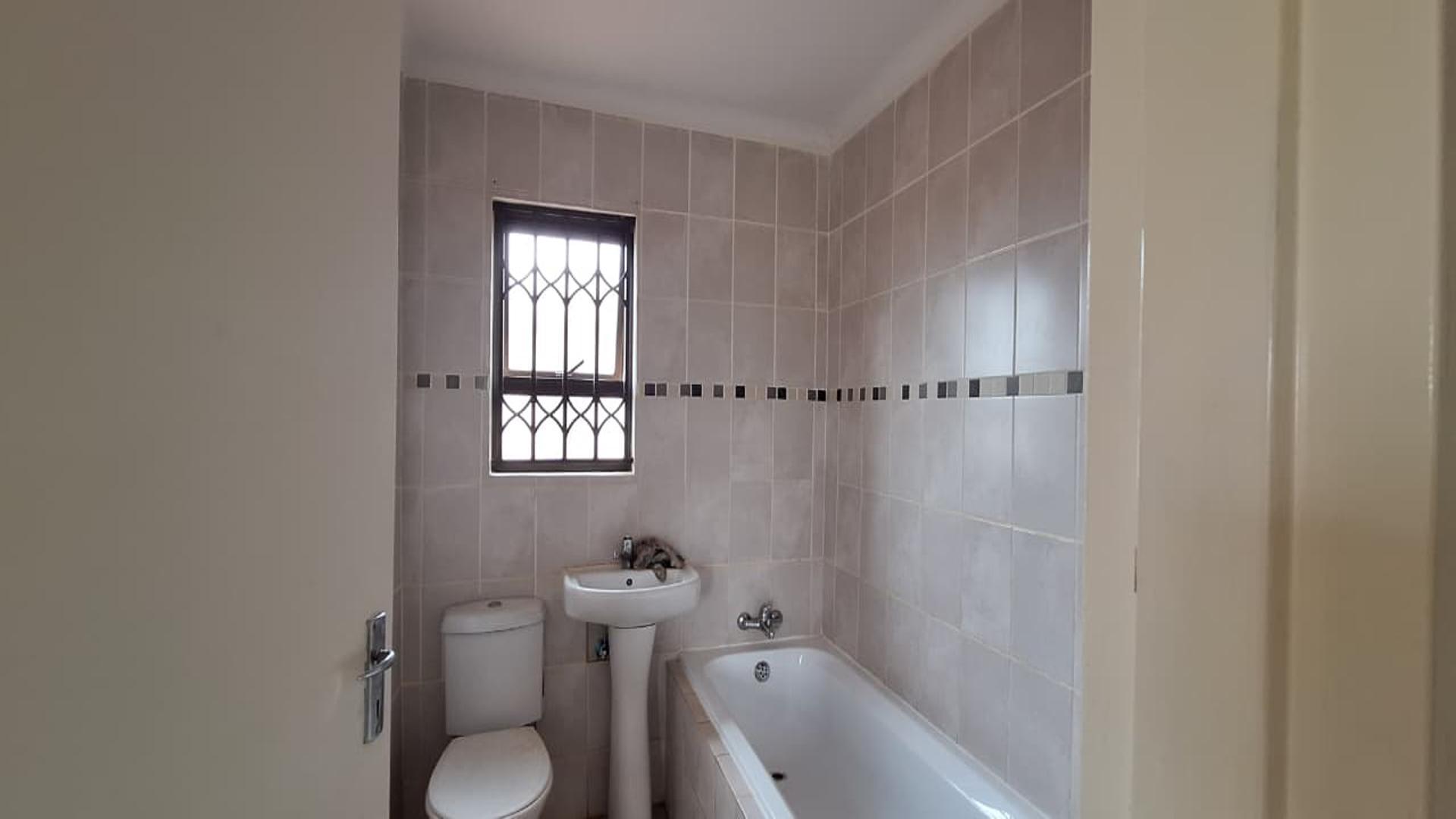 Bathroom 1 - 5 square meters of property in Dawn Park