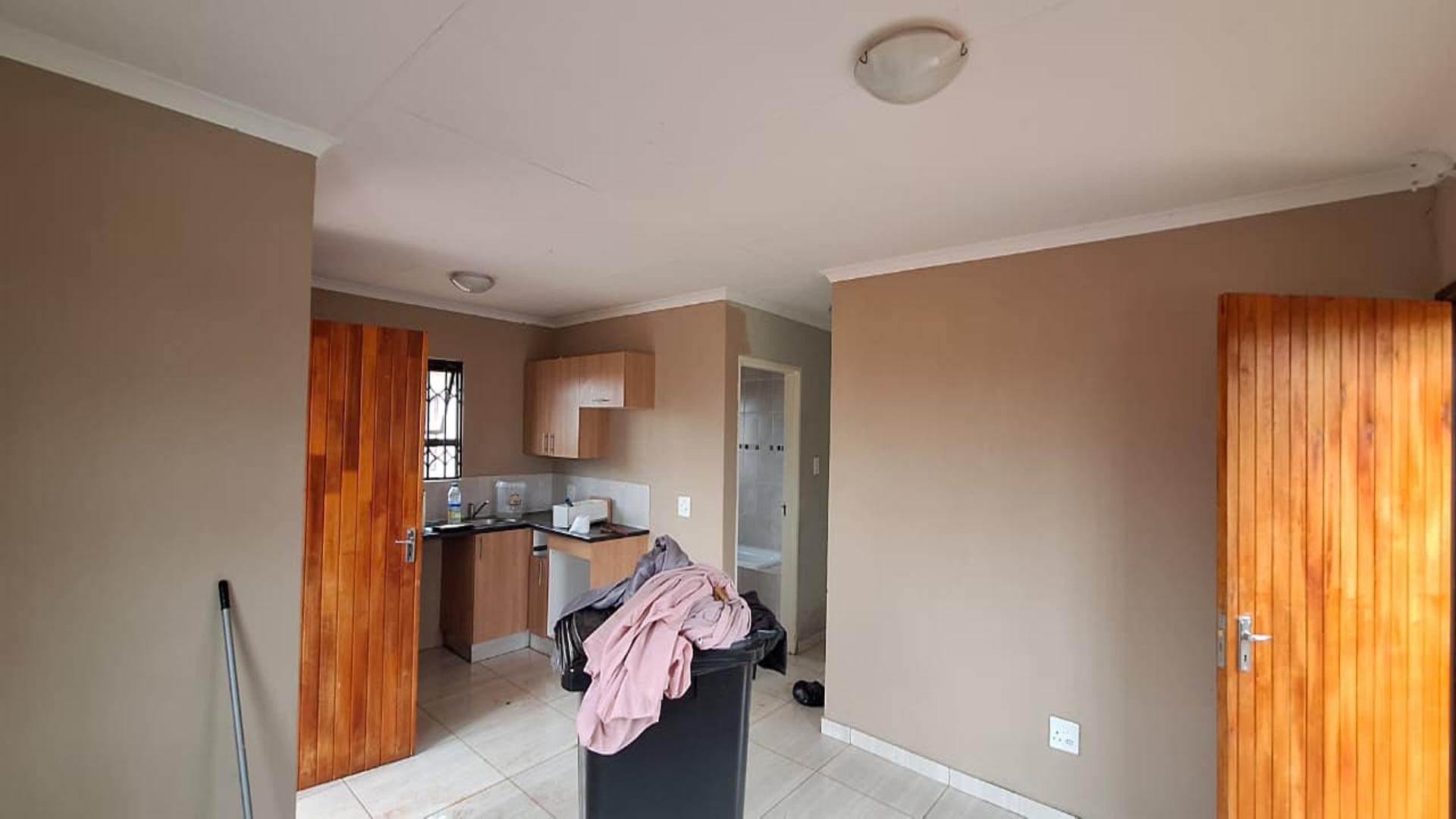 Lounges - 14 square meters of property in Dawn Park