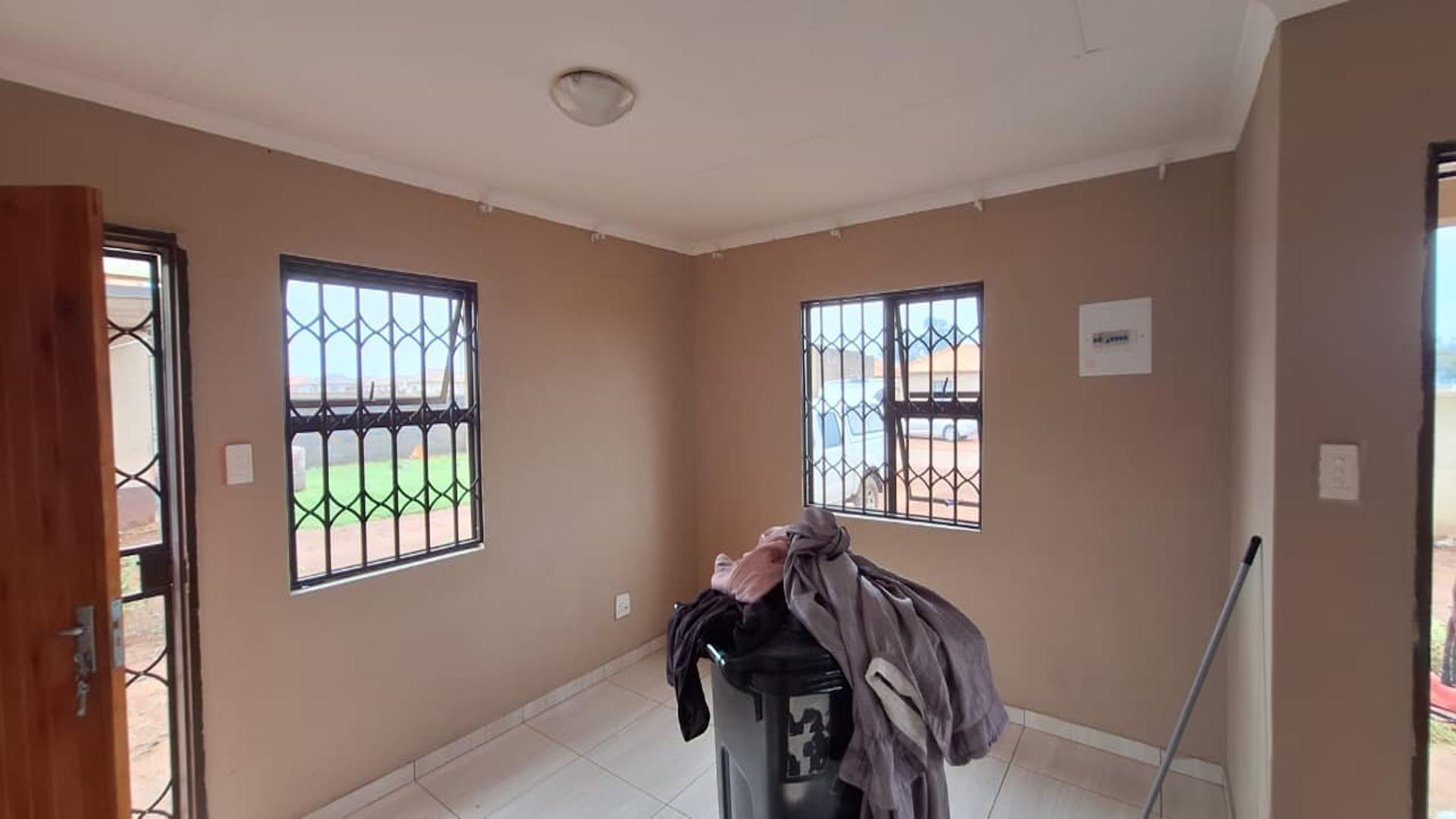 Lounges - 14 square meters of property in Dawn Park