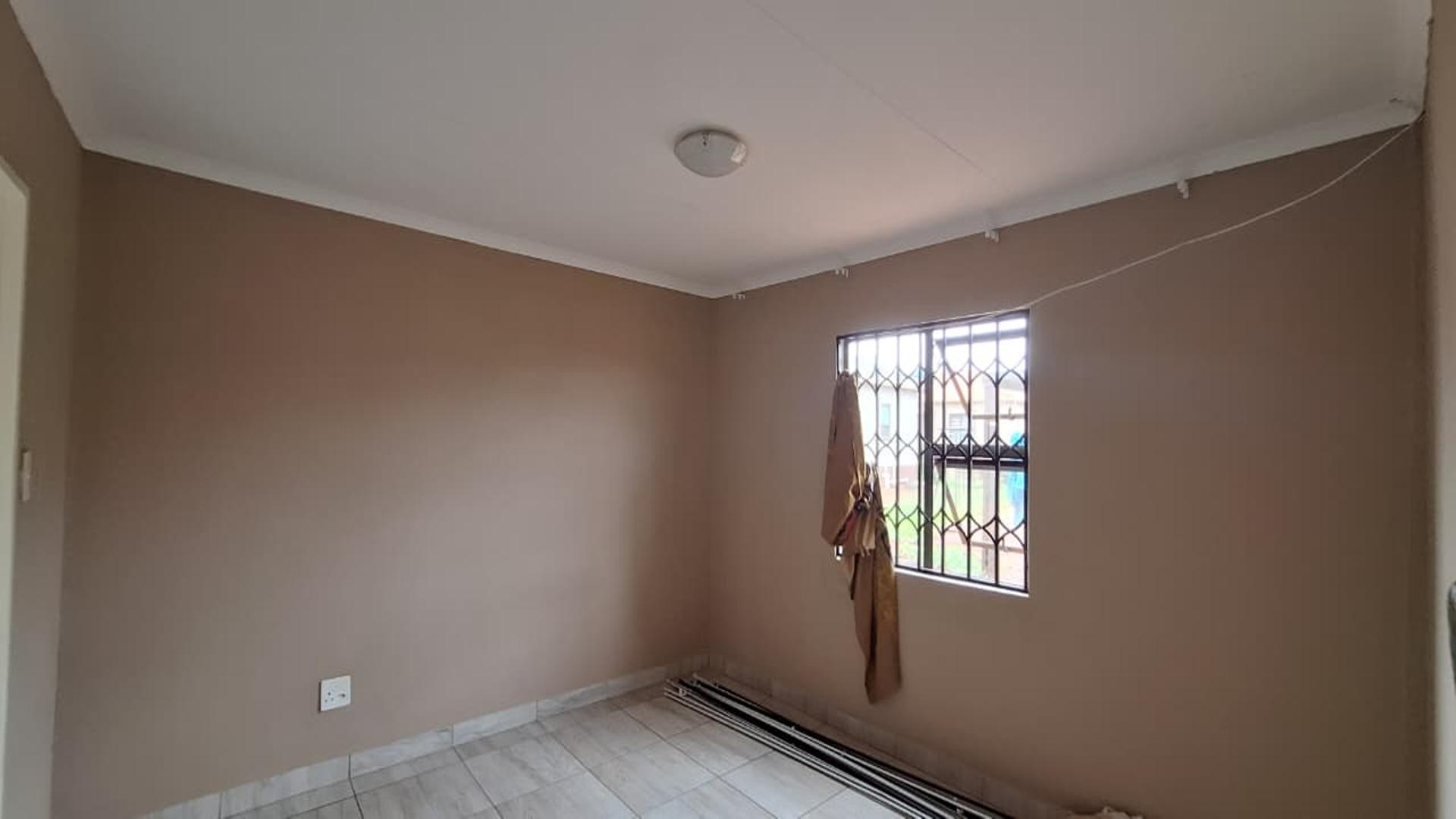 Main Bedroom - 14 square meters of property in Dawn Park