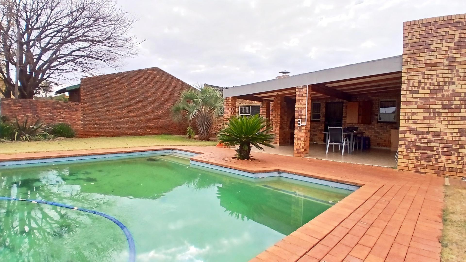 Swimming Pool of property in Oberholzer