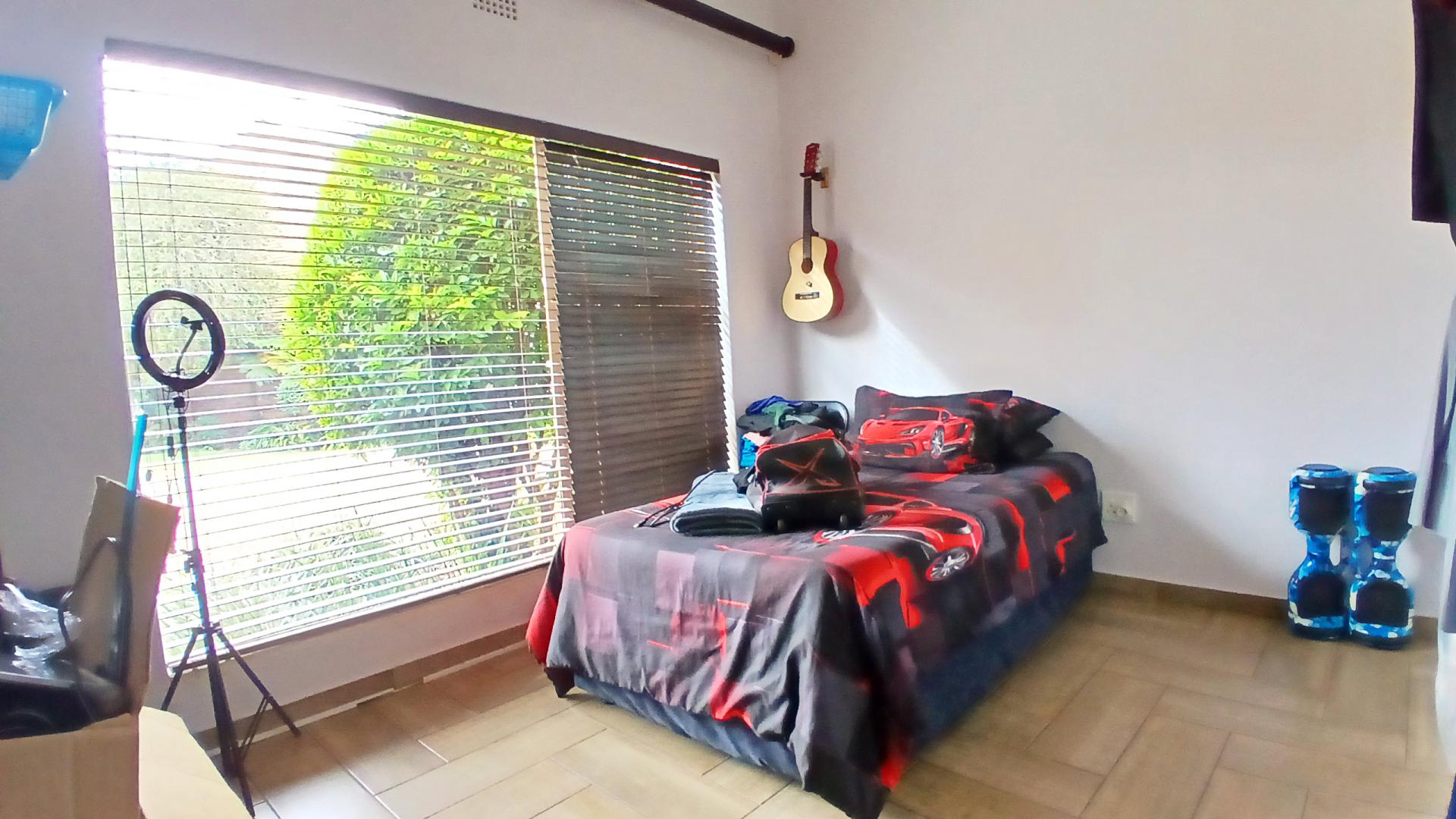 Bed Room 1 of property in Oberholzer