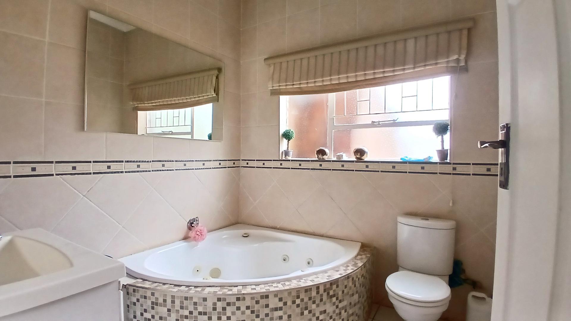 Bathroom 1 of property in Oberholzer