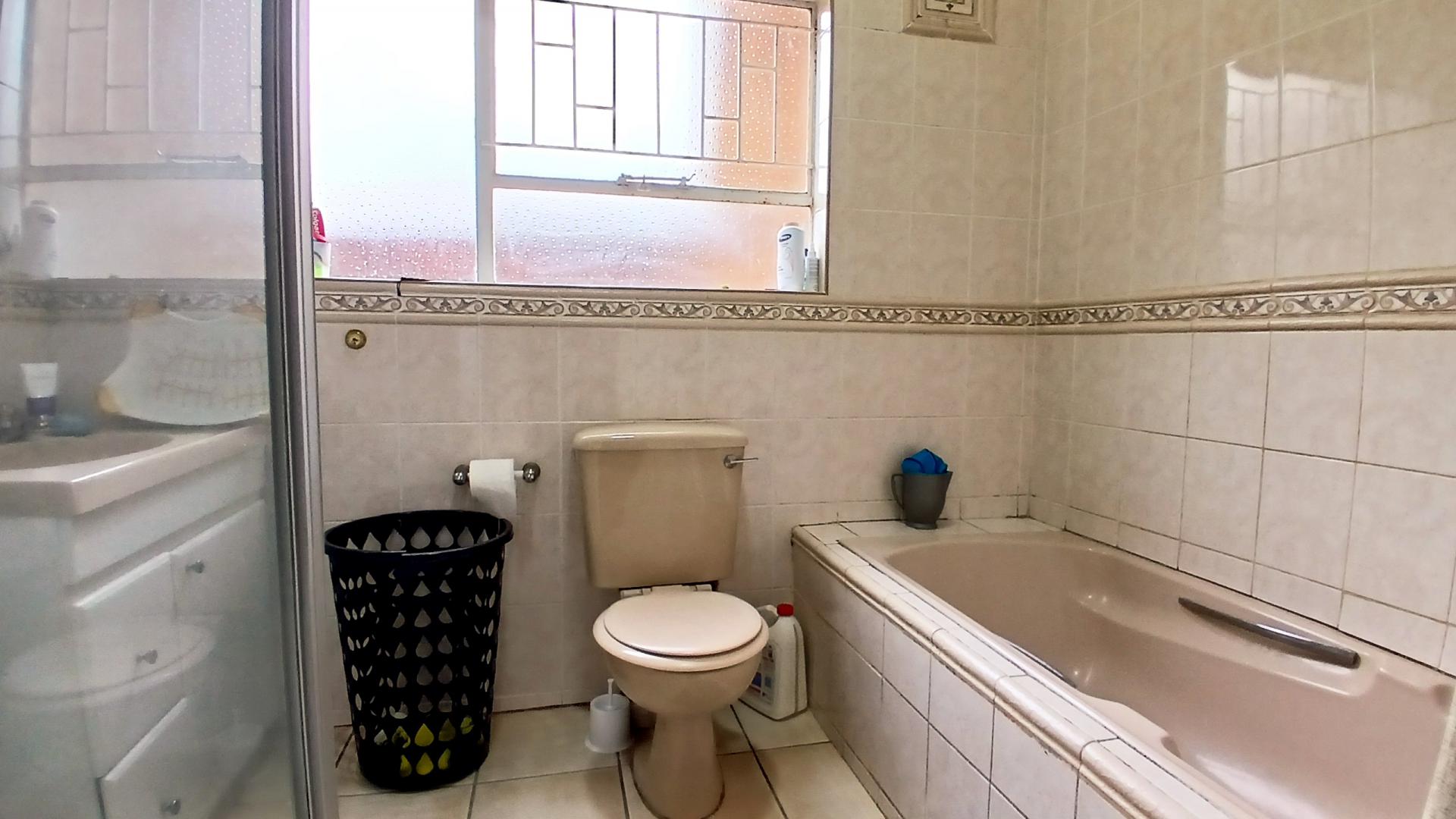 Bathroom 2 of property in Oberholzer