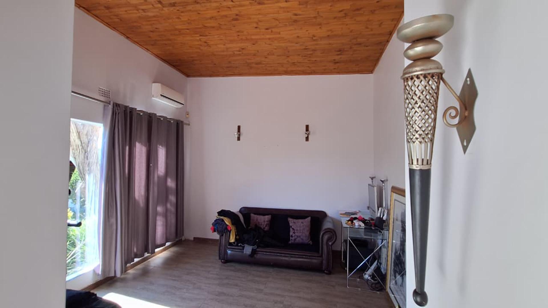 Lounges - 38 square meters of property in Oberholzer