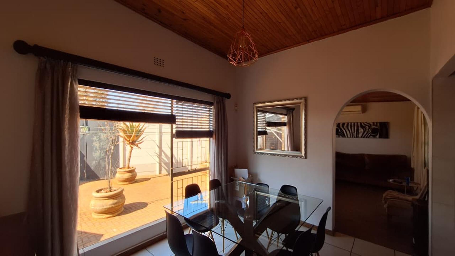 Dining Room - 14 square meters of property in Oberholzer