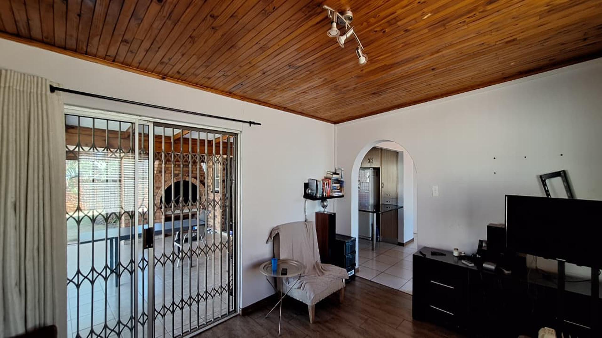 Lounges - 38 square meters of property in Oberholzer