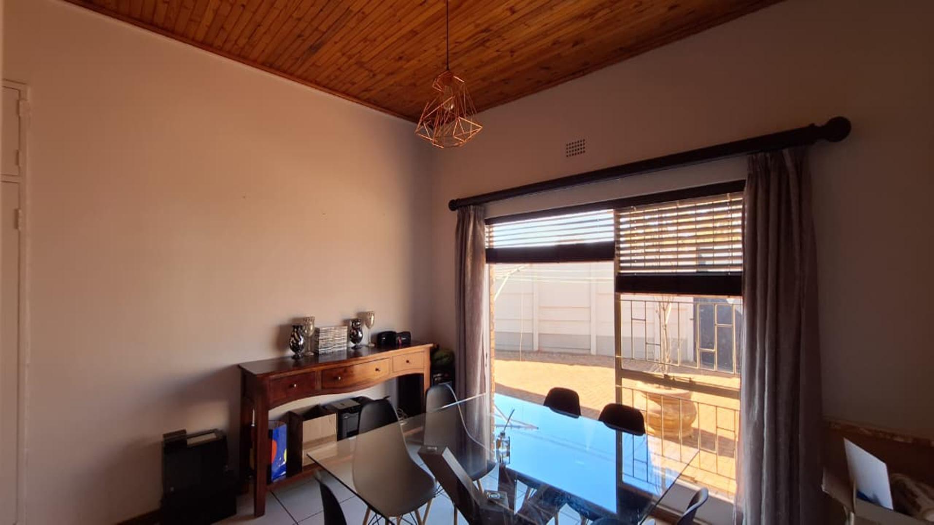 Dining Room - 14 square meters of property in Oberholzer