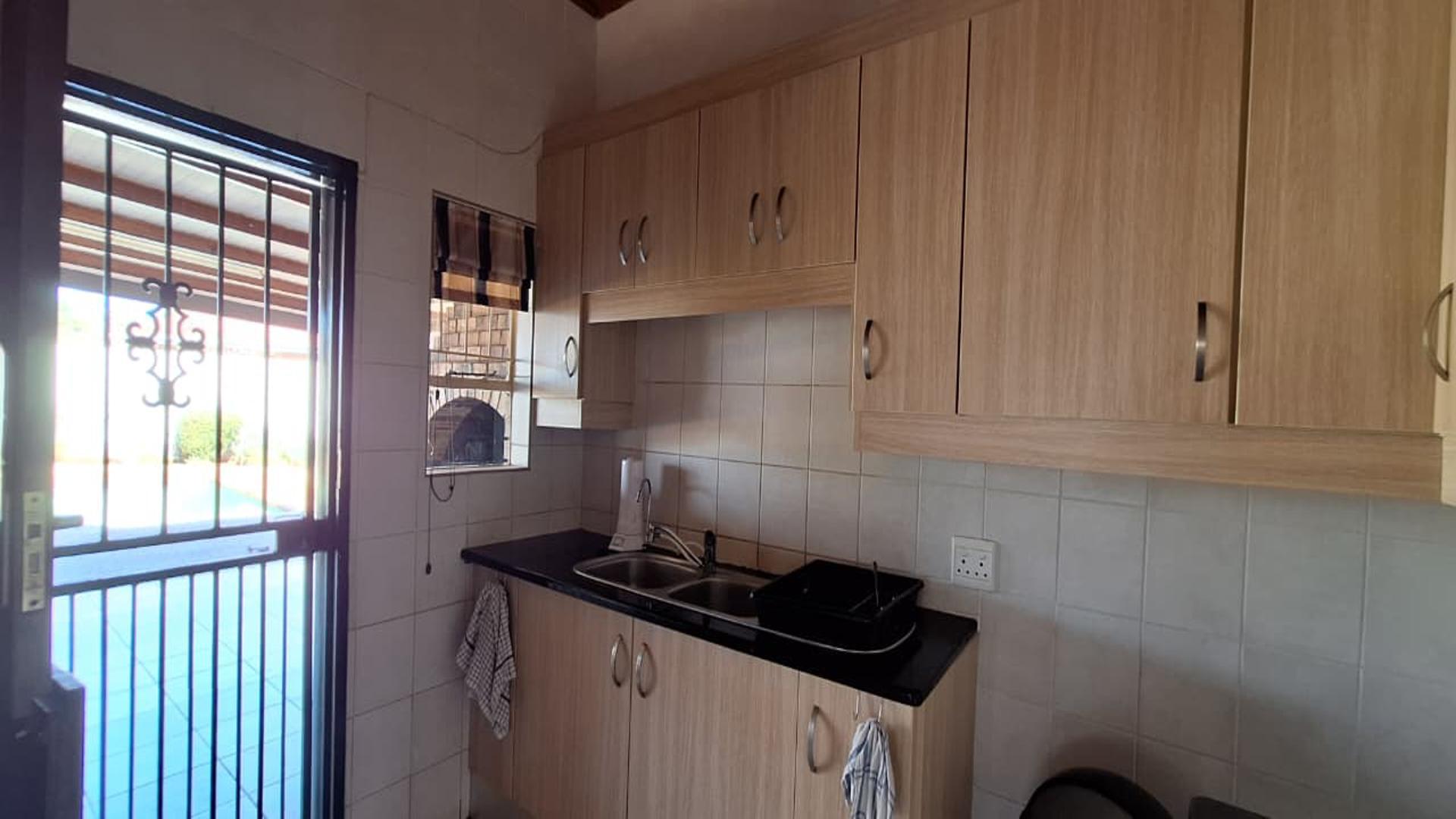Kitchen - 16 square meters of property in Oberholzer