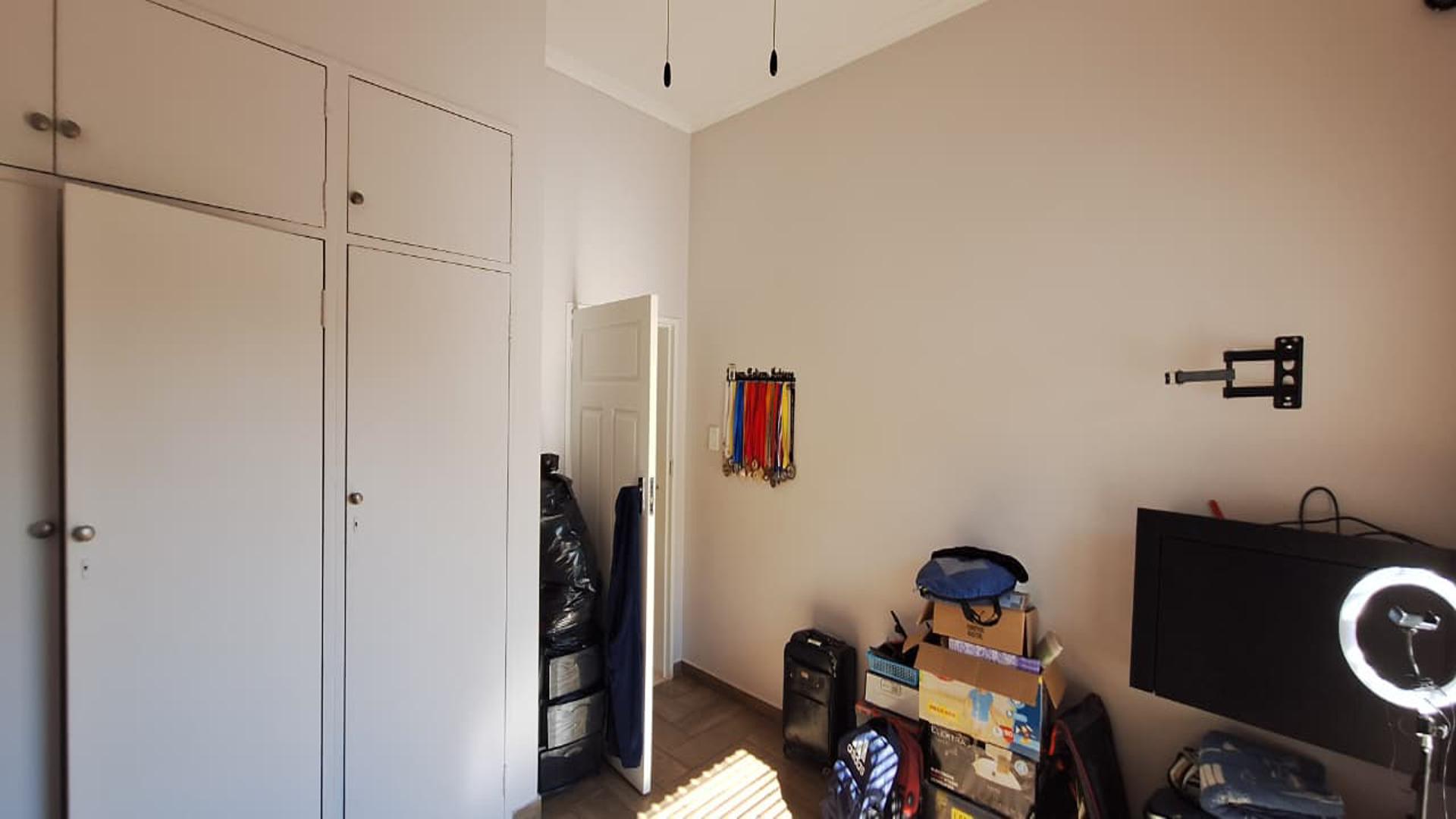 Bed Room 1 - 13 square meters of property in Oberholzer