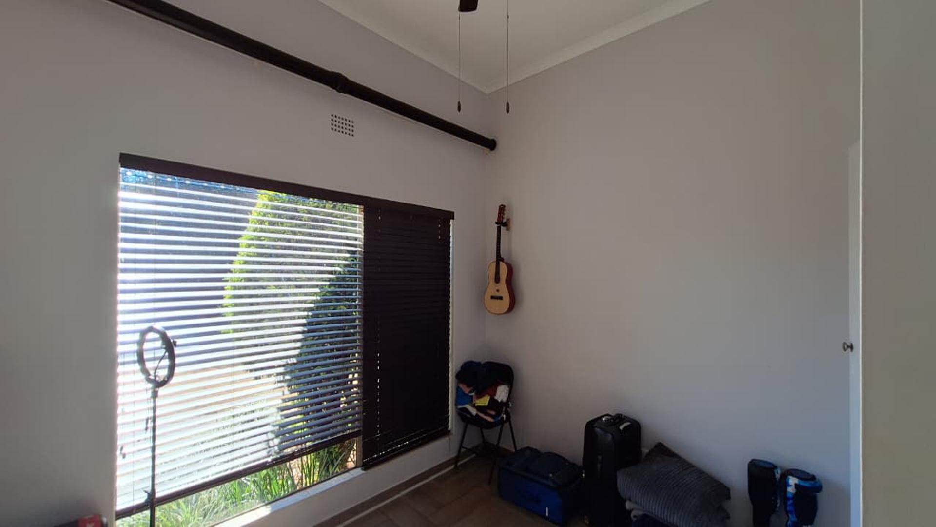 Bed Room 1 - 13 square meters of property in Oberholzer