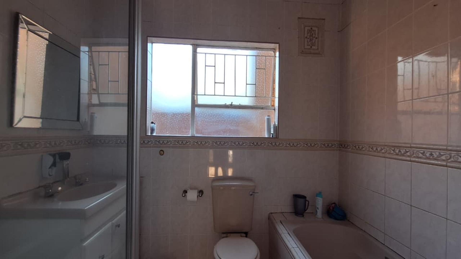 Main Bathroom - 5 square meters of property in Oberholzer