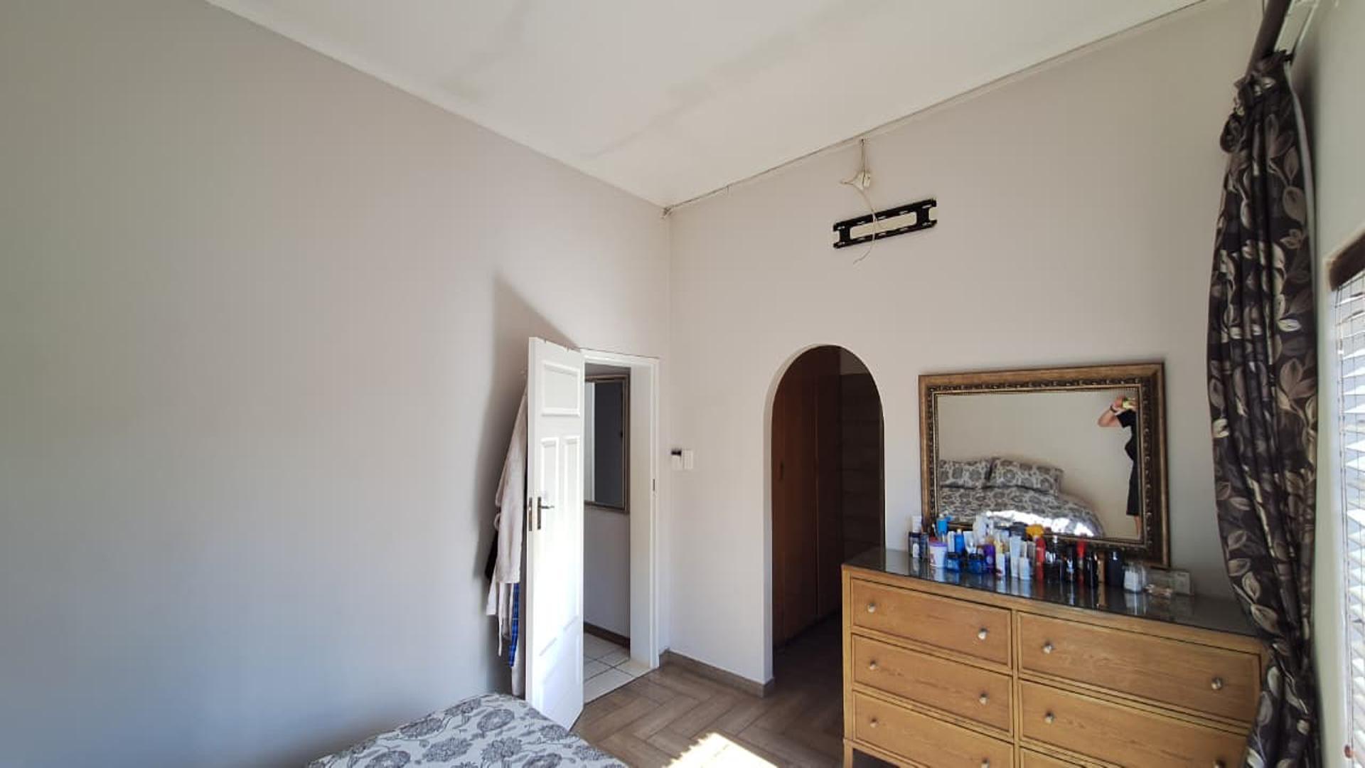 Main Bedroom - 18 square meters of property in Oberholzer