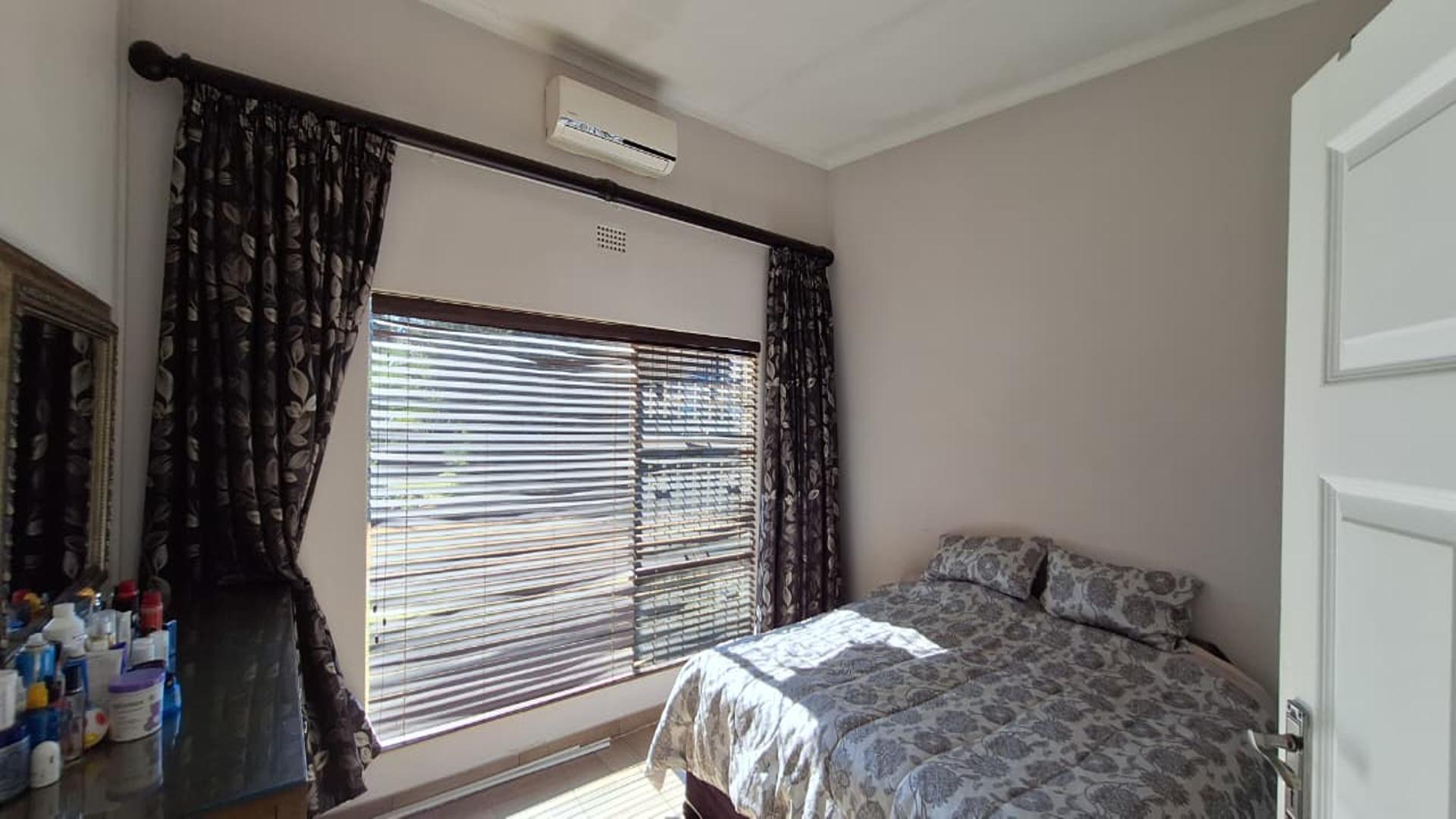 Main Bedroom - 18 square meters of property in Oberholzer