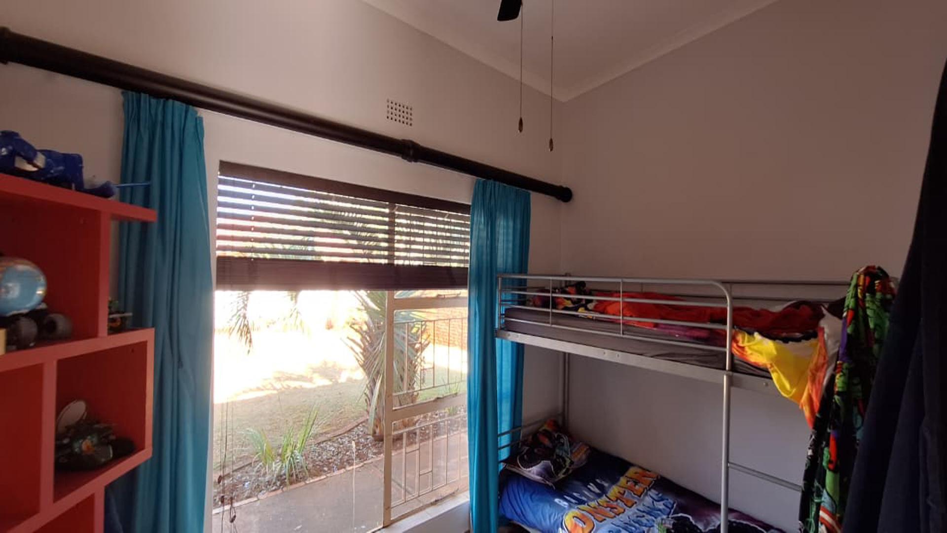 Bed Room 2 - 12 square meters of property in Oberholzer