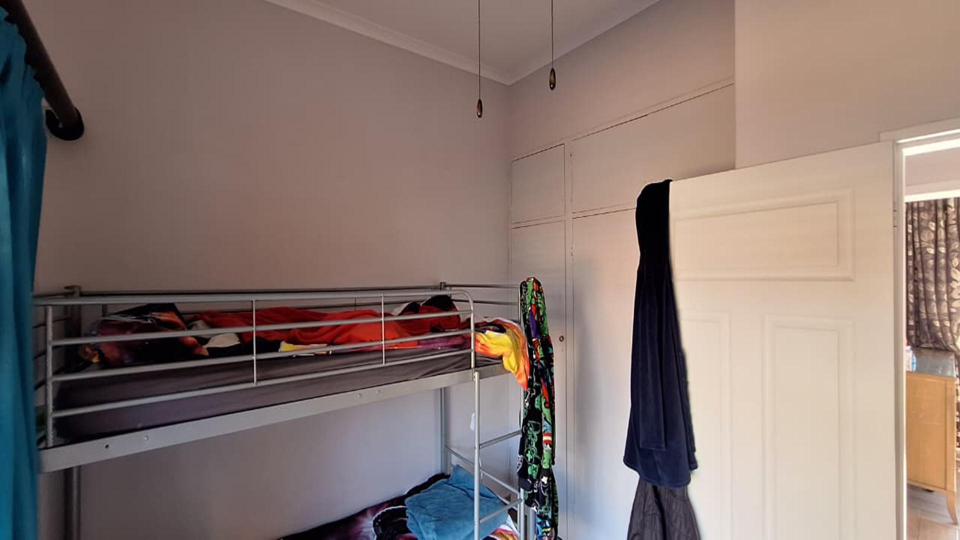 Bed Room 2 - 12 square meters of property in Oberholzer
