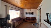 Lounges - 38 square meters of property in Oberholzer