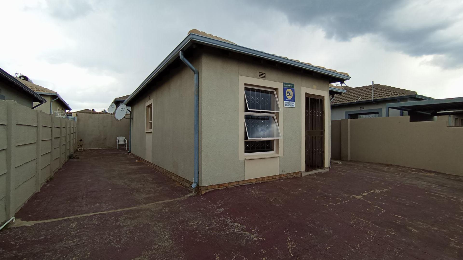 Front View of property in Riverside View