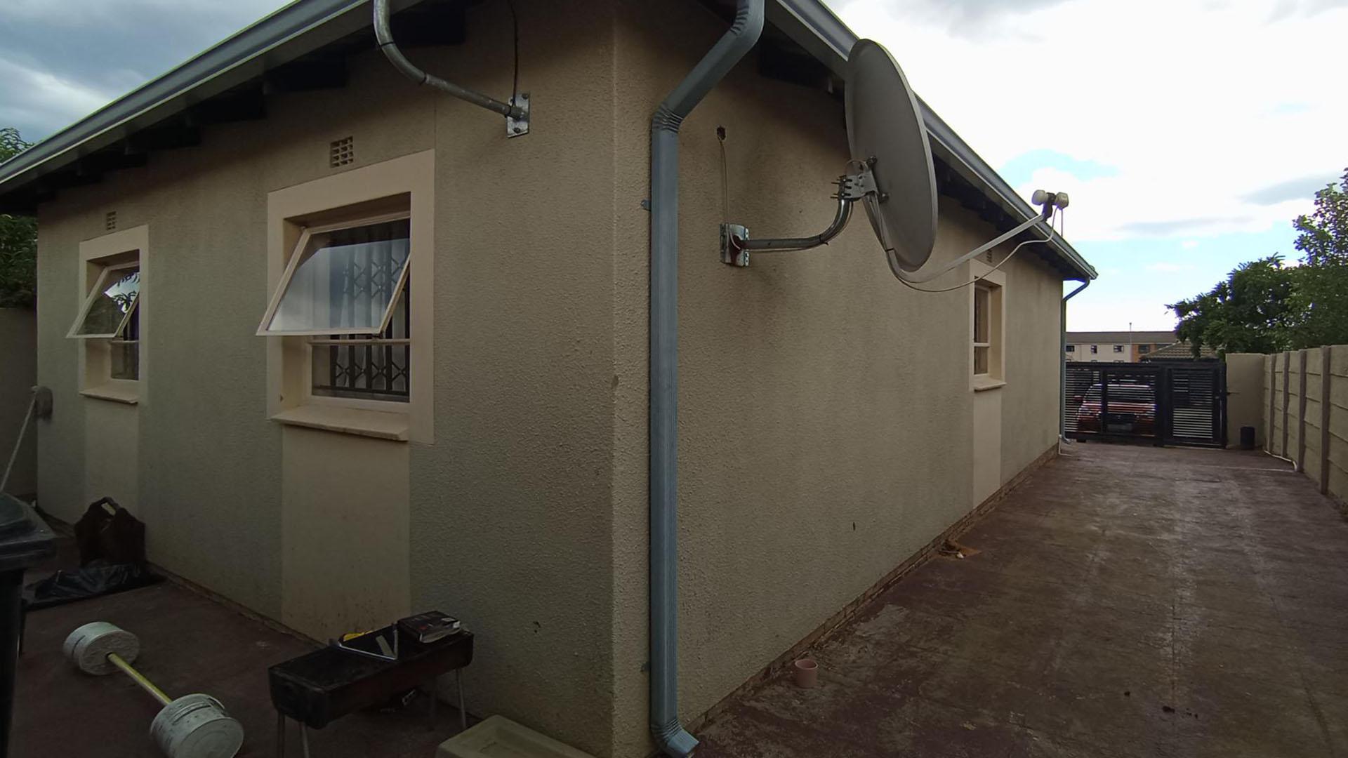 Backyard of property in Riverside View