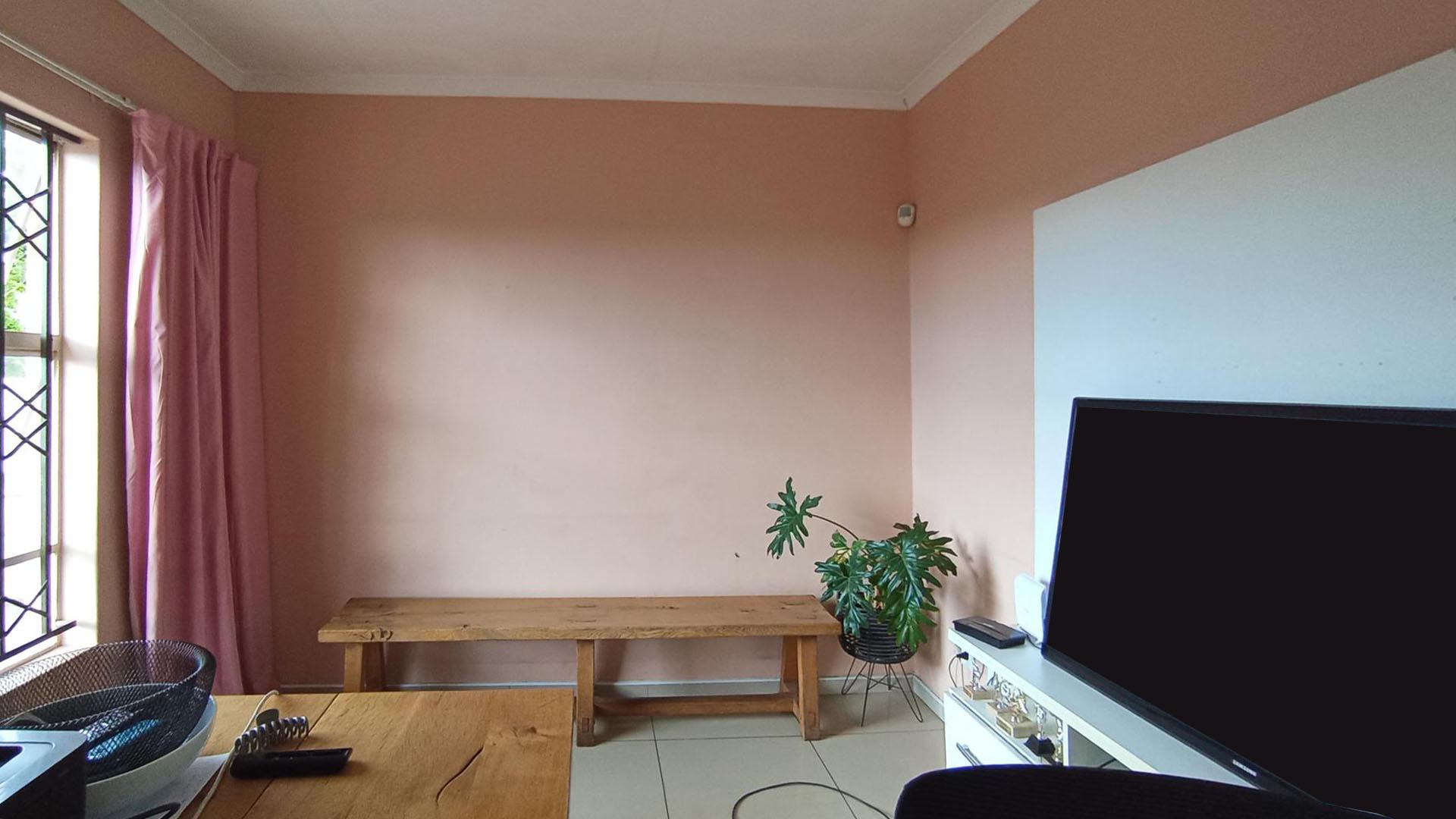 Lounges - 13 square meters of property in Riverside View