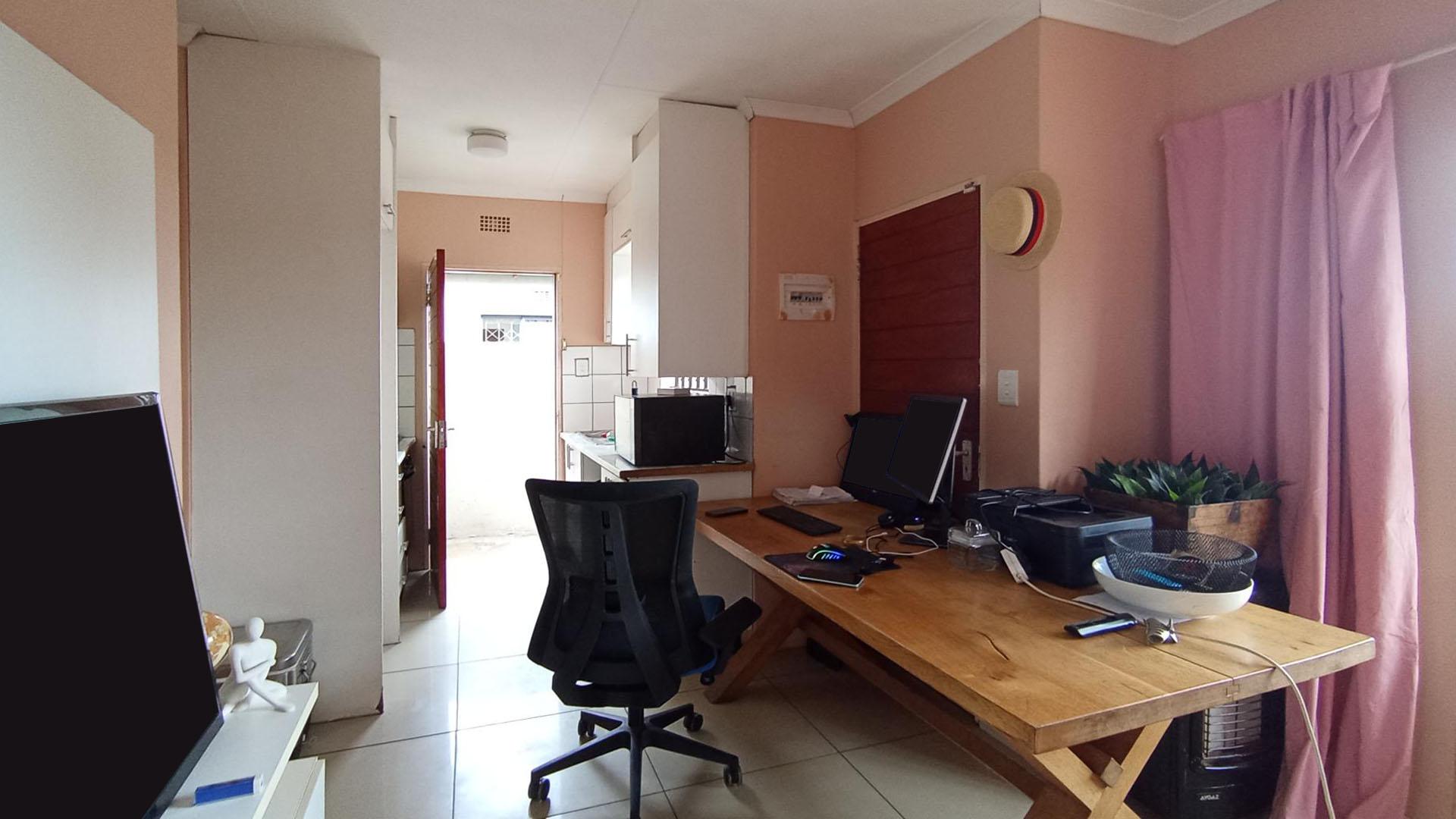 Lounges - 13 square meters of property in Riverside View