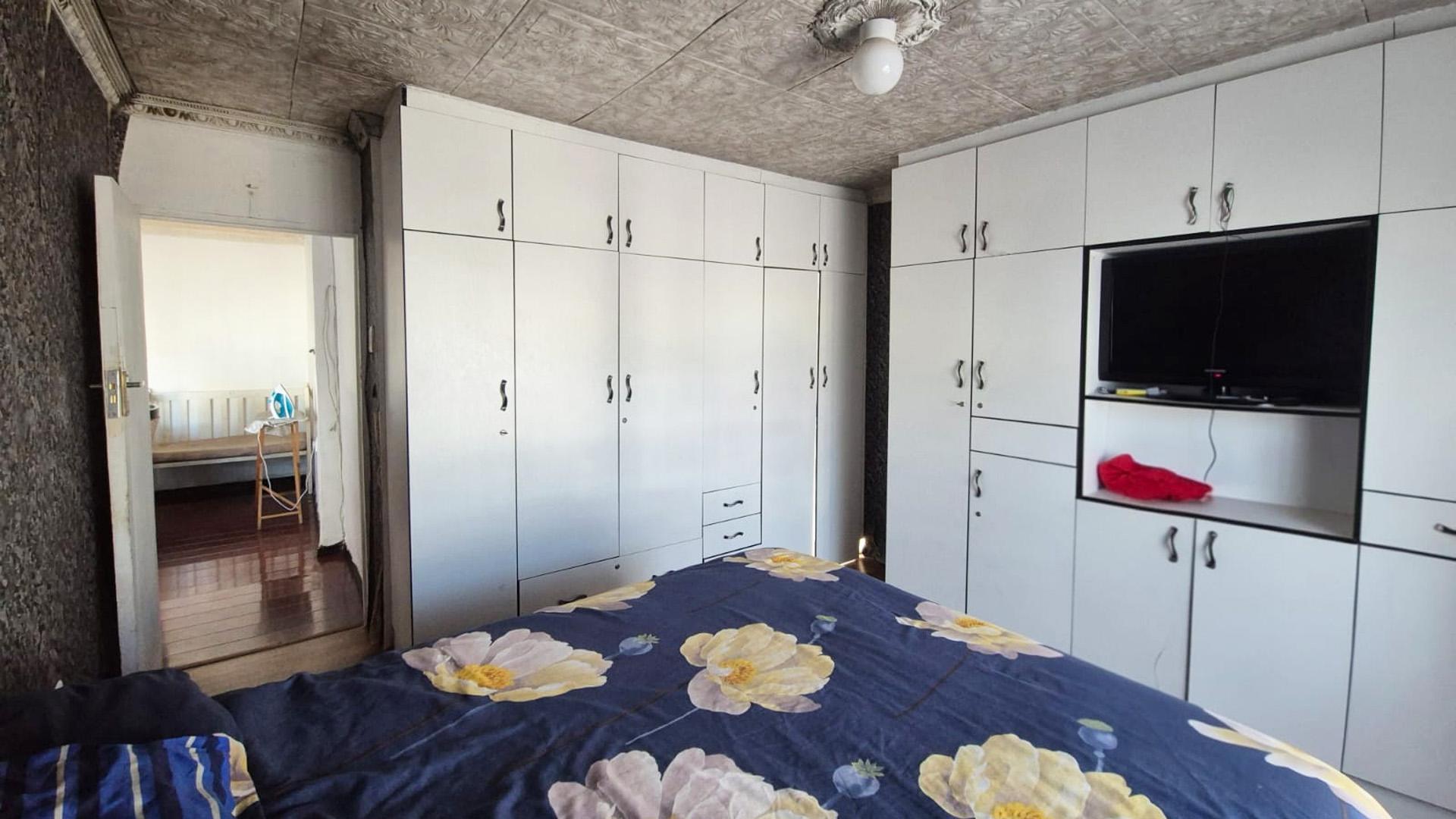 Main Bedroom of property in Motherwell