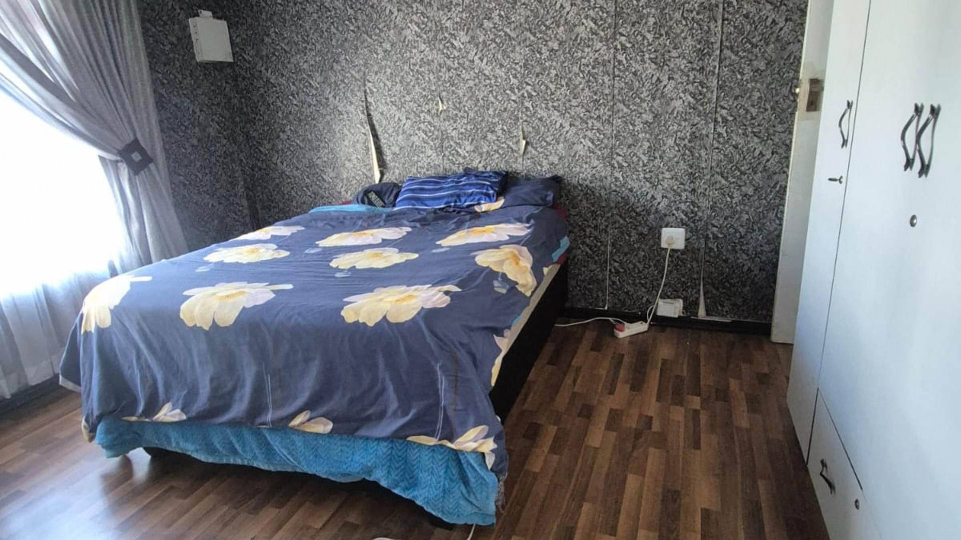 Main Bedroom of property in Motherwell