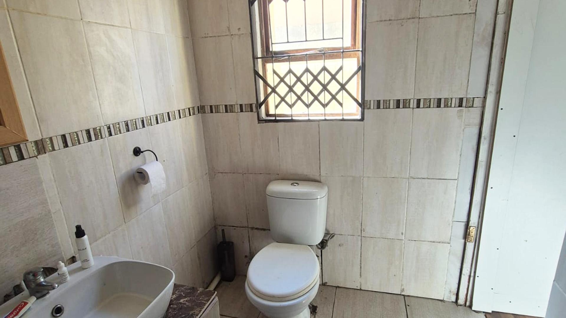 Main Bathroom of property in Motherwell
