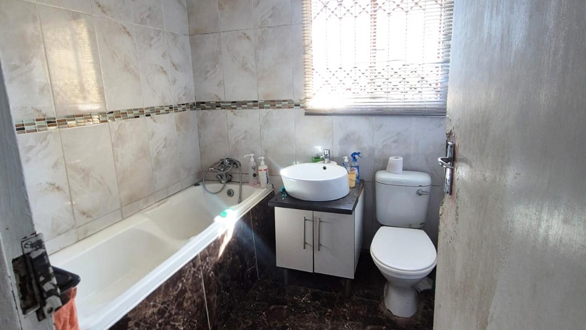 Bathroom 1 of property in Motherwell