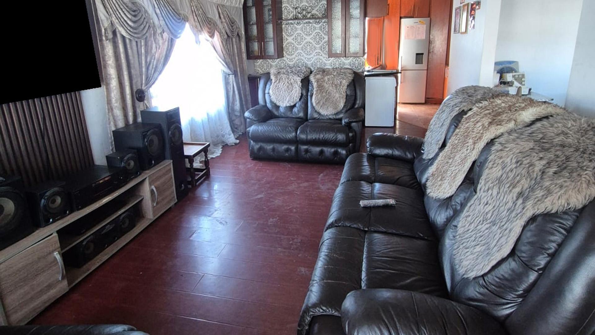 Lounges of property in Motherwell